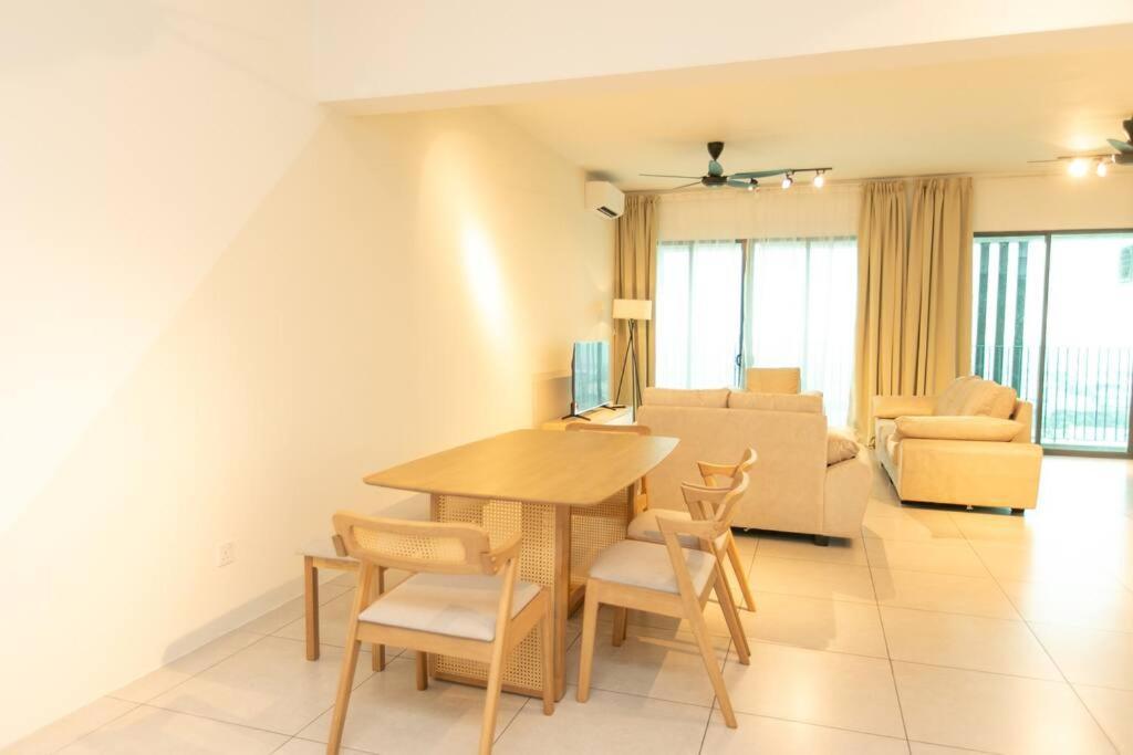 Floor Seaview Pent House 3br 11pax Perai